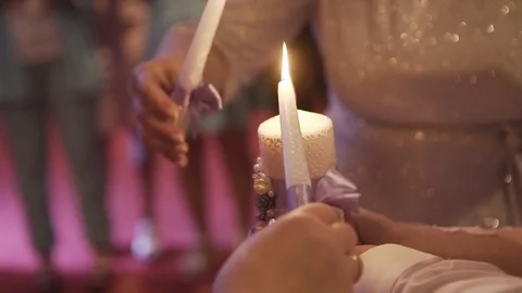 Newlyweds light a candle at a wedding. 库存影片 123745742