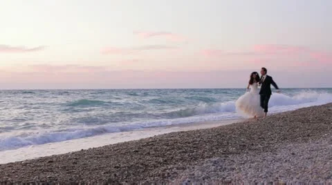 Newlyweds Run 库存影片 22276149