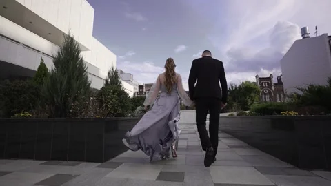 Newlyweds walk down city 库存影片 334721082
