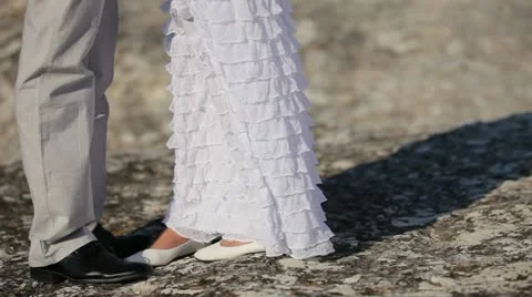 Newlyweds Walk 库存影片 22276756