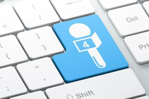 News concept: Microphone on computer keyboard background Illustrazione stock