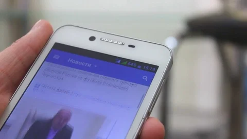 News on smartphone Vídeo Stock 75581809