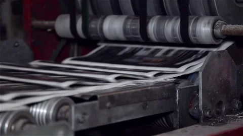 Newspaper being printed in printing press, slider shot Stockbeeldmateriaal 57325272