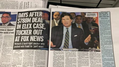 Newspaper Coverage of Tucker Carlson out at Fox News Stockbeeldmateriaal 240065007