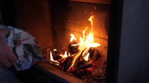 Newspaper thrown into the fire in slow motion (200fps) 스톡 동영상 124866707