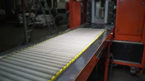 Newspapers fall into large pile and move along the conveyor line. Printing house Stock Footage 171400594