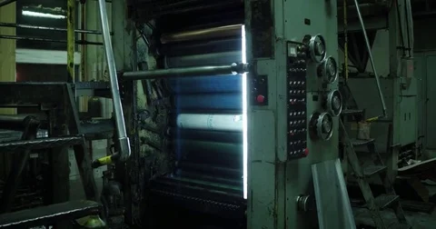 Newspapers move along an assembly line in a factory Vídeos de archivo 79957051