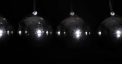 Newton's Cradle in Close-Up. Pendulum Wave. Metal Balls Vídeo Stock 138502868