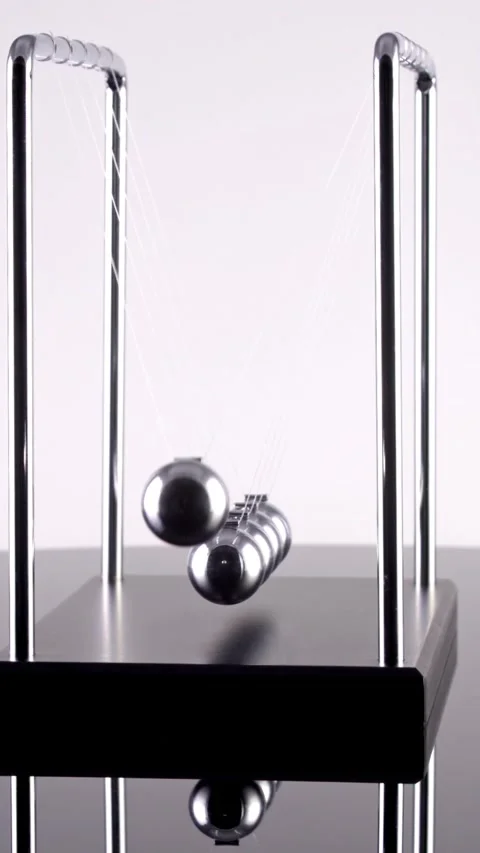 Newton's Cradle Slow Motion. Vertical video. Stockbeeldmateriaal 336004975