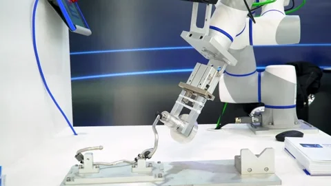 Next generation collaborative robot tightens fasteners on curved pipe at high 库存影片 310885039