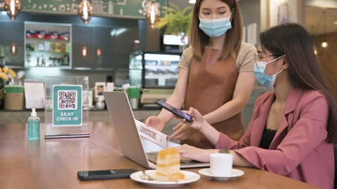 NFC payment on smart phone digital paying in coffee shop Vidéo 141696266