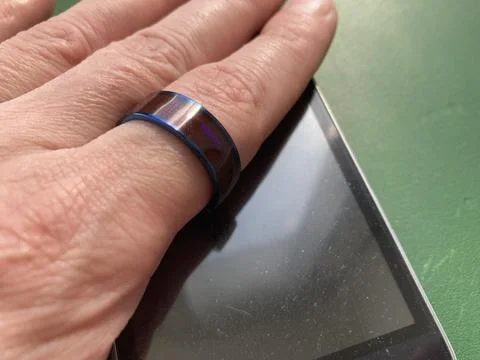 NFC ring sensor for storing and transmitting information Foto stock