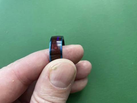 NFC ring sensor for storing and transmitting information Foto stock