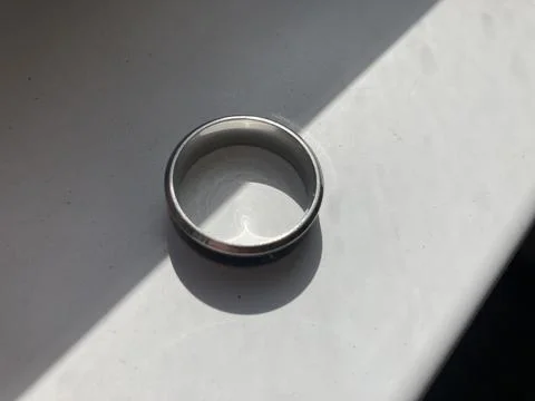 NFC ring sensor for storing and transmitting information Foto stock