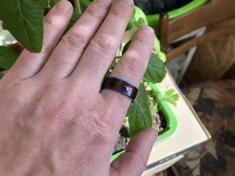 NFC ring sensor for storing and transmitting information Foto stock