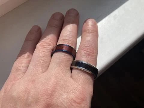 NFC ring sensor for storing and transmitting information Foto stock