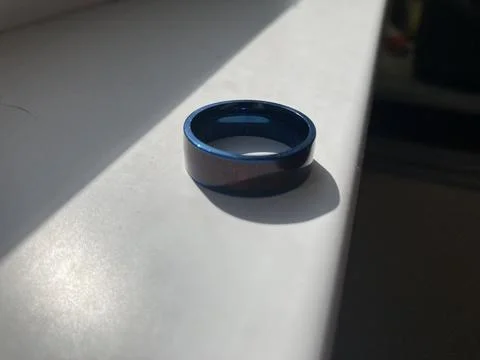 NFC ring sensor for storing and transmitting information Foto stock