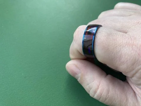 NFC ring sensor for storing and transmitting information Foto stock