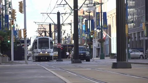 NFTA Metro coming through downtown Buffalo New York 4k 库存影片 99014569
