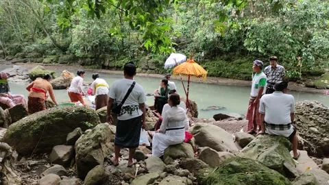 The Nganyut process in the Ngaben or cremation ceremony in Bali, Indonesia. Video stock 209149305