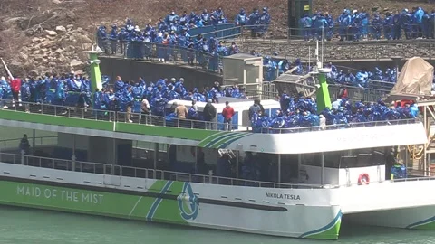 Niagara falls tour boat packed with tourists during COVID 19 pandemic Видео 153345136