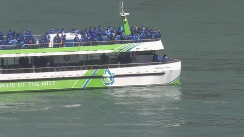 Niagara falls tour boat packed with tourists during COVID 19 pandemic 库存影片 153345671