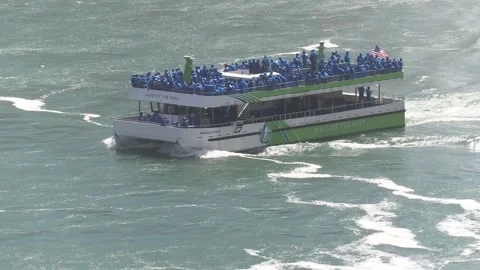 Niagara falls tour boat packed with tourists during COVID 19 pandemic 库存影片 153346009