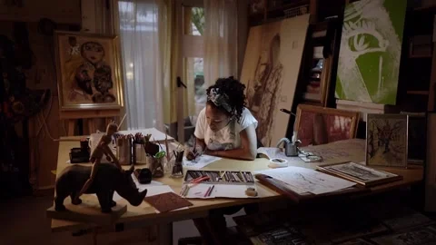 Nice camera movement to Young artist drawing portrait of a man sitting at stu 库存影片 152344746