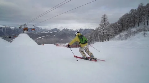 Nice carving on empty ski track. Girl dressed up in bright clothes rides all Vidéo 101788130