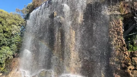 Nice Cascade Park - Parc de la Colline du Château Falls, French Riviera Vidéo 326024563