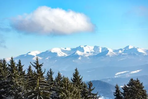 Nice cloud over winter mountains Fotos de archivo