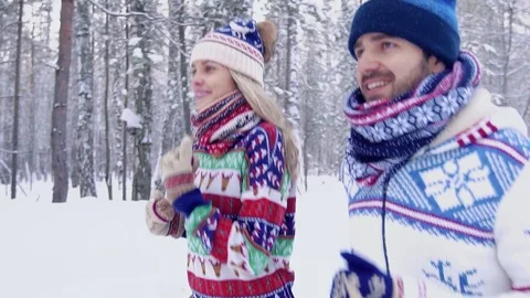 Nice couple jogging in the forest together on a beautiful winter day Stock-Footage 71250181