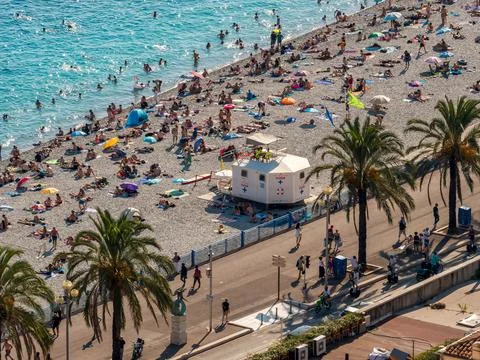 Nice, Crowded Nice beach and Promenade des Anglais i.. Foto stock