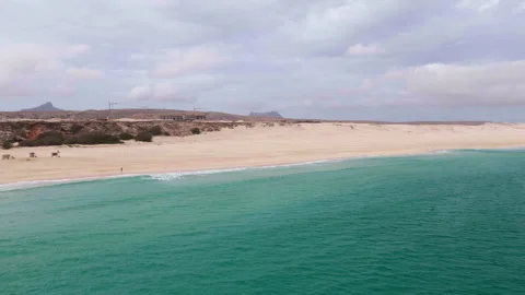 Nice Drone view of Morro de Areia Natural Reserve and Praia de Chaves Vidéo 333901596