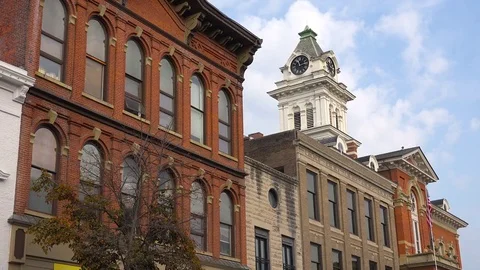 Nice establishing shot of a generic city hall or town hall in small town Видео 83280922