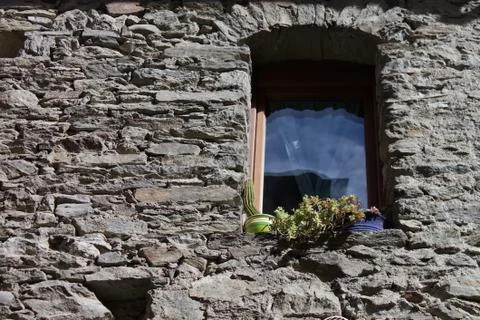 Nice glimpse of a window in a cottage in an alpine village Foto stock