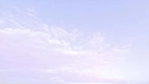 Nice large bright clouds in the blue sky background - photo of nature Foto stock