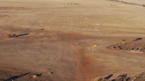 Nice long distance bird eye view of paramotors enjoying flying in early Video stock 117129642