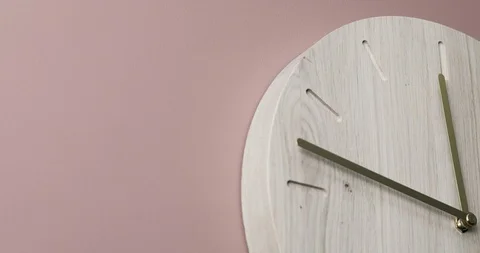 Nice oak wall clock, thirty minutes time lapse, truck right movement. 스톡 동영상 122304582
