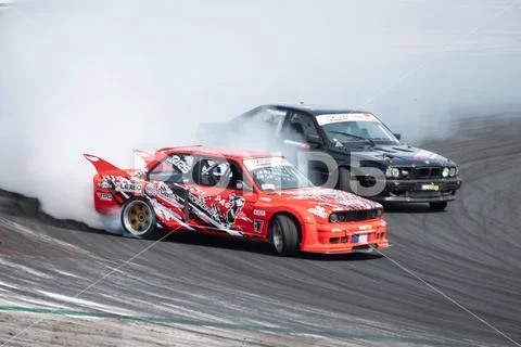 Nice red BMW E30 skidding in the battles on the Valencia racing circuit ...