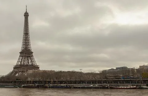 Nice scenery of Eiffel Tower and Seine River in Paris at Afternoon. 库存照片