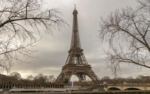Nice scenery of Eiffel Tower and Seine River in Paris at Afternoon. 库存照片