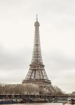Nice scenery of Eiffel Tower and Seine River in Paris at Afternoon. 库存照片