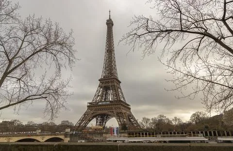 Nice scenery of Eiffel Tower and Seine River in Paris at Afternoon. 库存照片
