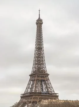 Nice scenery of Eiffel Tower and Seine River in Paris at Afternoon. 库存照片