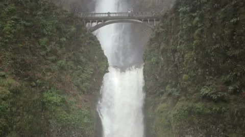 Nice shot of the bridge at Multnomah Falls Vídeos de archivo 10580092