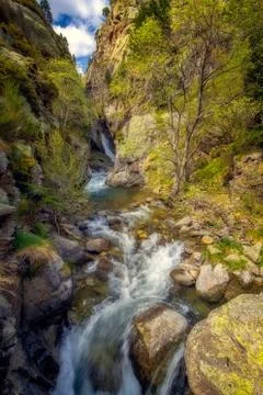 Nice small river and waterfall in valley from mountain Pyrenees of Spain (val Foto stock