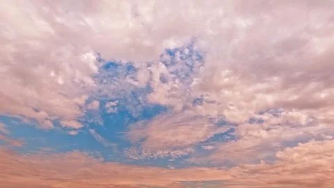 Nice sundown golden clouds on the sky bg - photo of nature Foto stock