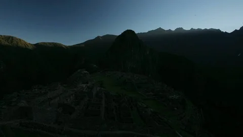 A nice time lapse of the sun rising over machu pichu in Peru. Stockbeeldmateriaal 107480982