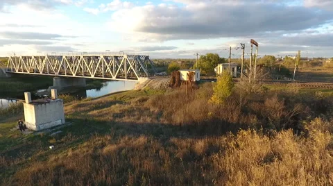 Nice view from the height of the railway bridge and the river, flying drones 스톡 동영상 68727851